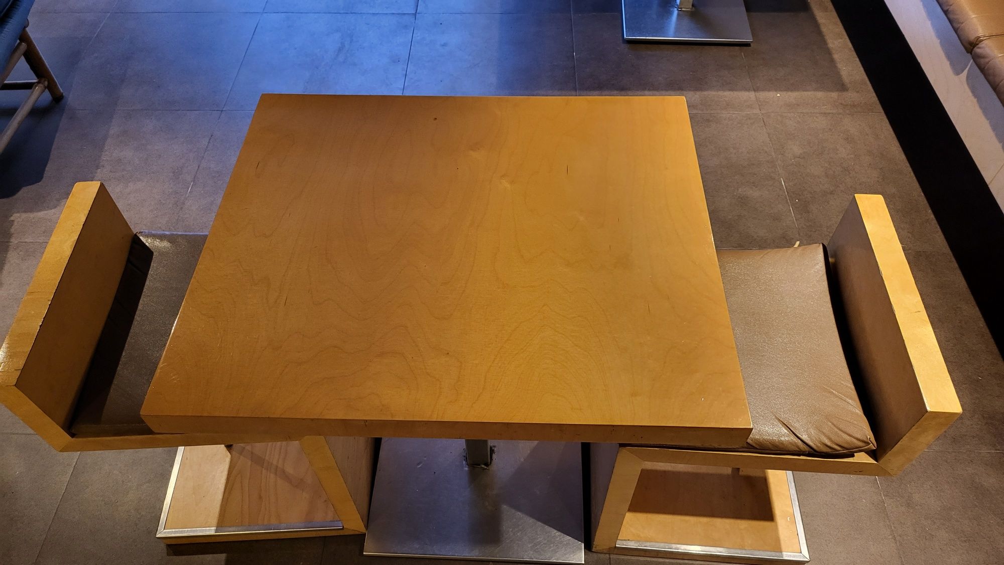 Conjunto de mesas e cadeiras para restaurante