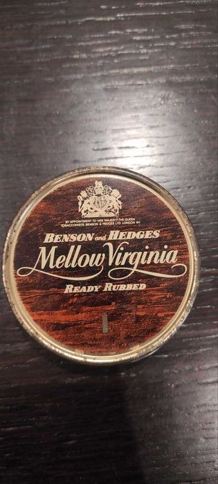 Coleção de latas vazias de tabaco de cachimbo