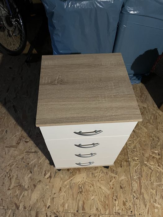 Szafka nocna na kółkach