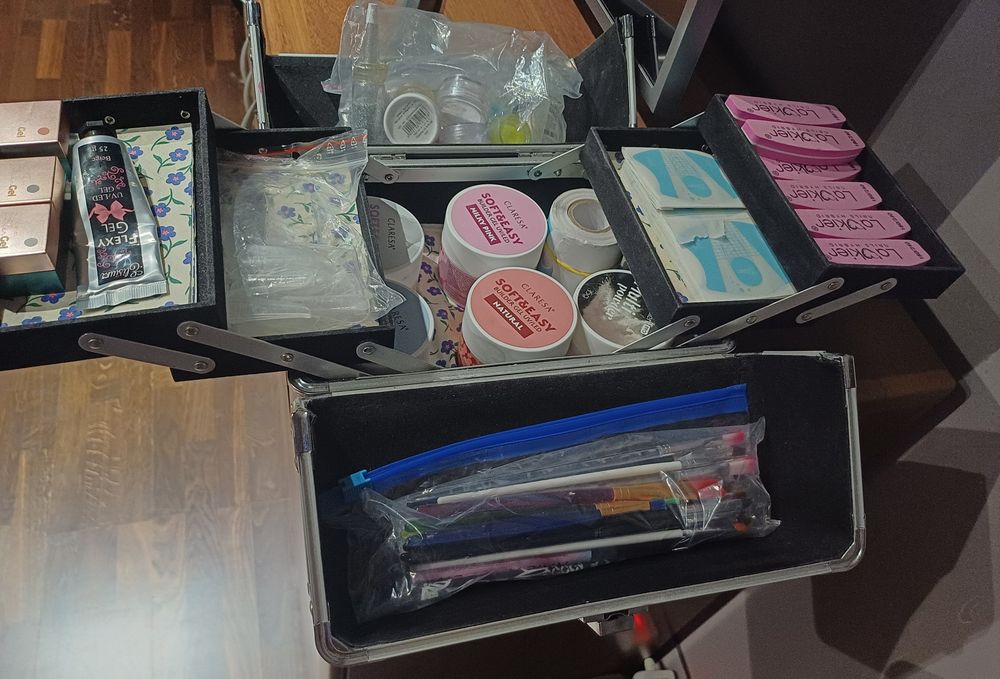 Kuferek na lakiery, żele, pilniki itp.