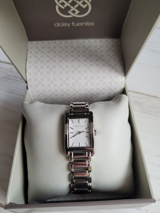 Elegancki zegarek damski na srebrnej bransolecie