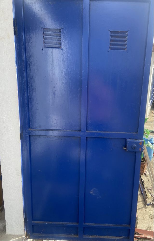 Porta de ferro azul