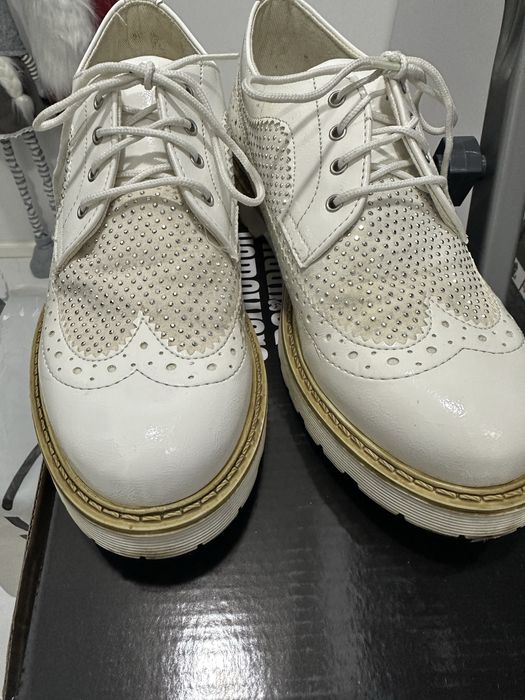 Весняні лакові туфлі броги