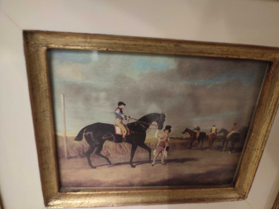 Quadro moldura em folha de ouro e gravura de cavalos. Vista ouro.