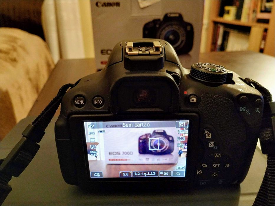 Máquina Fotográfica CANON EOS 700D - Impecável