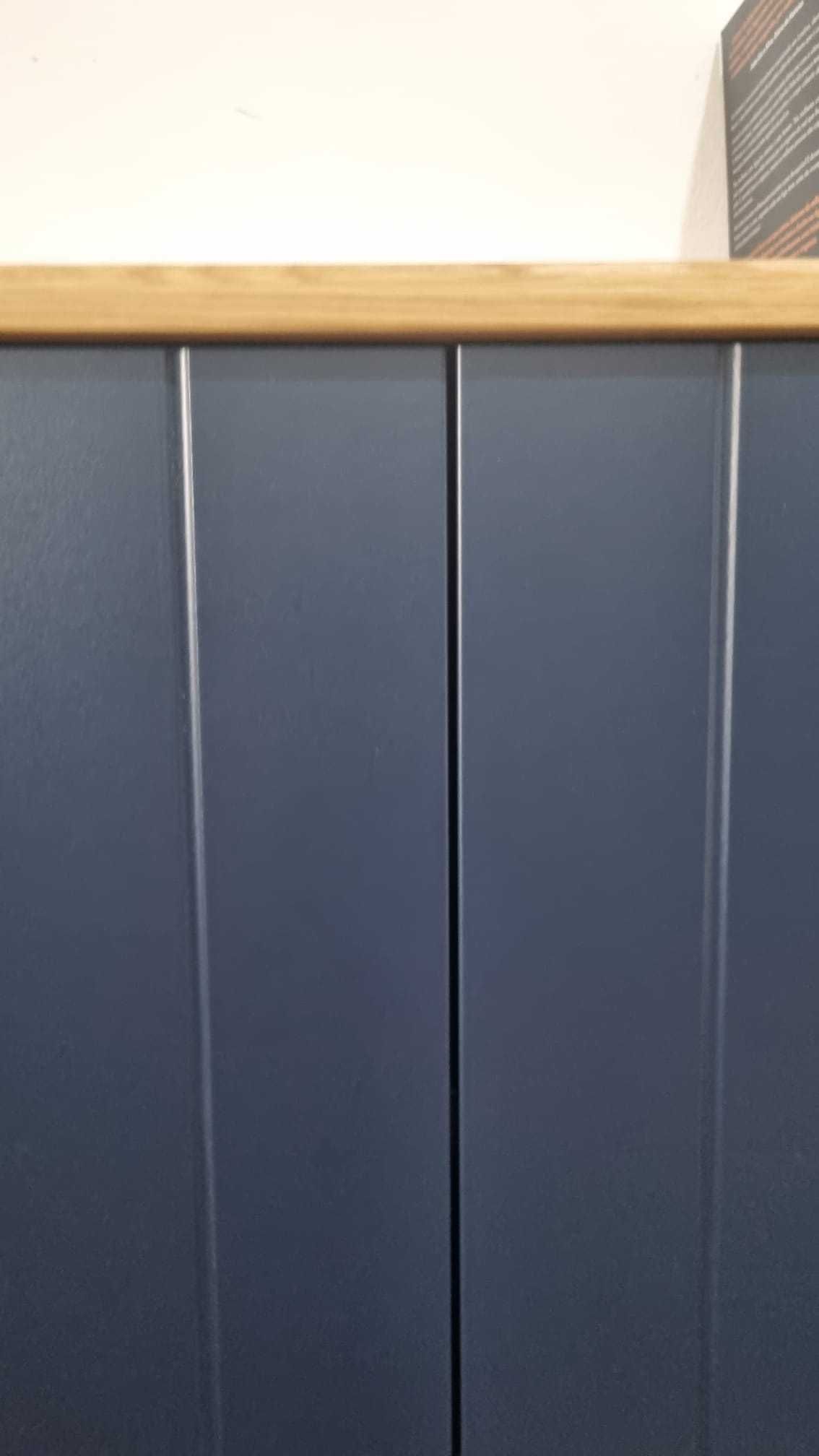 Armários IKEA SKRUVBY azul com portas