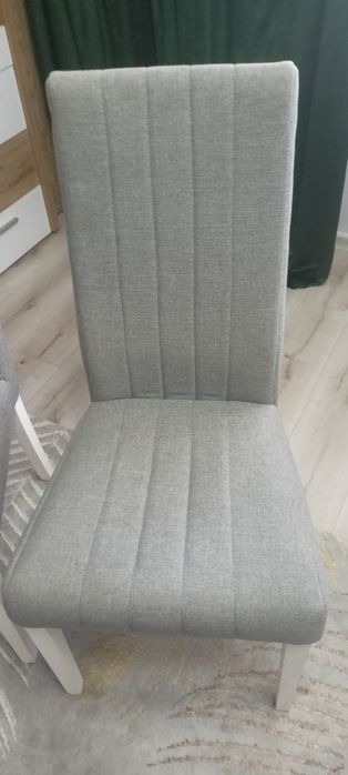 Krzesła tapicerowane.Cena za 4 sztuki.