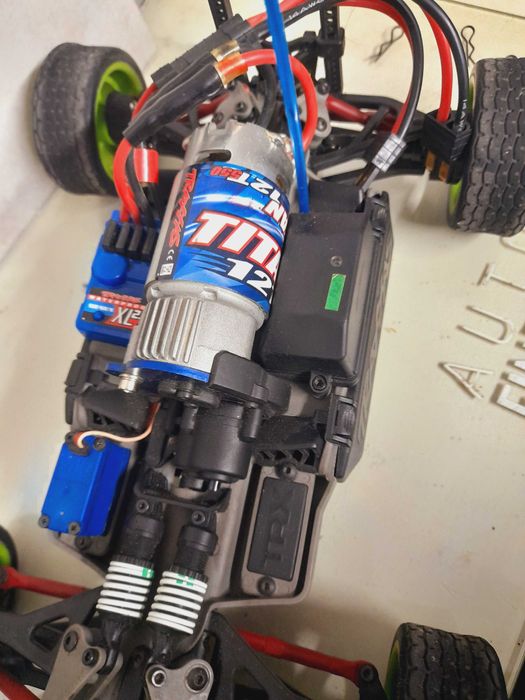 Carro telecomandado escala 1/16