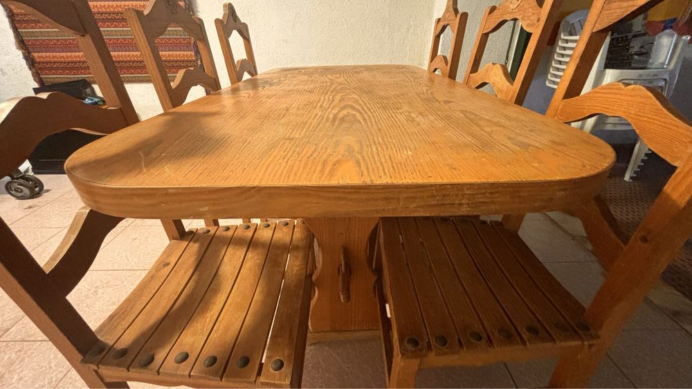 Mesa de sala maciça com 6 cadeiras do mesmo conjunto