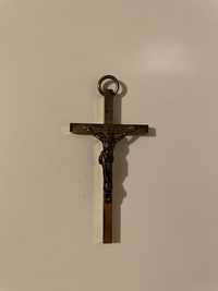 Mały metalowy krzyż krzyżyk