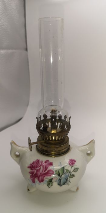 Lampa naftowa porcelanowa miniaturowa wysokość 17 cm w kwiatki.