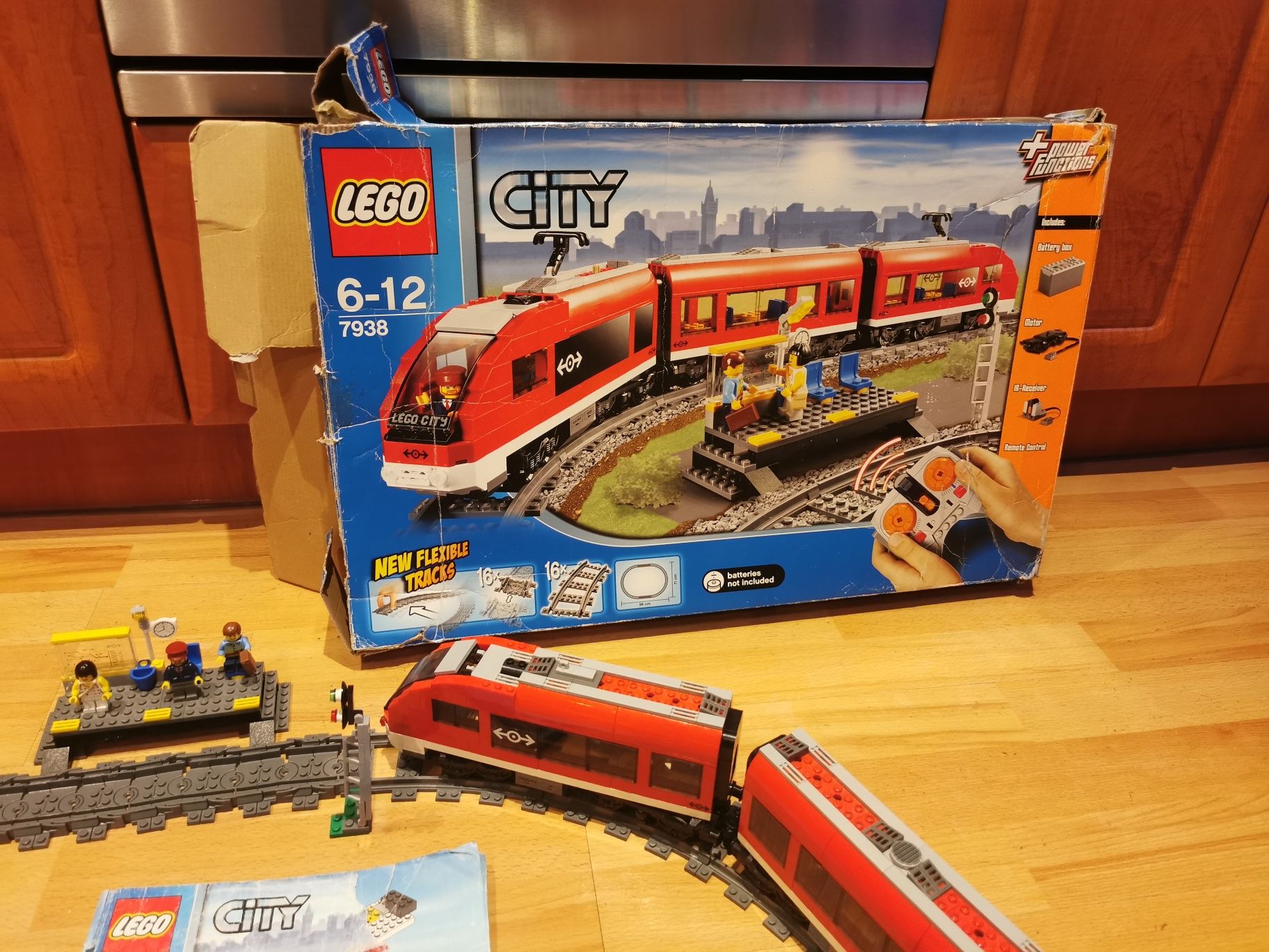 LEGO City 7938 - Pociąg osobowy 
używany, karton, instrukcja