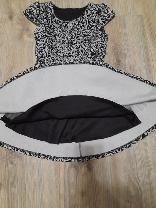 Sukieneczka dla dziewczynki z krótkim rękawem elegancka 122-128, 8 lat