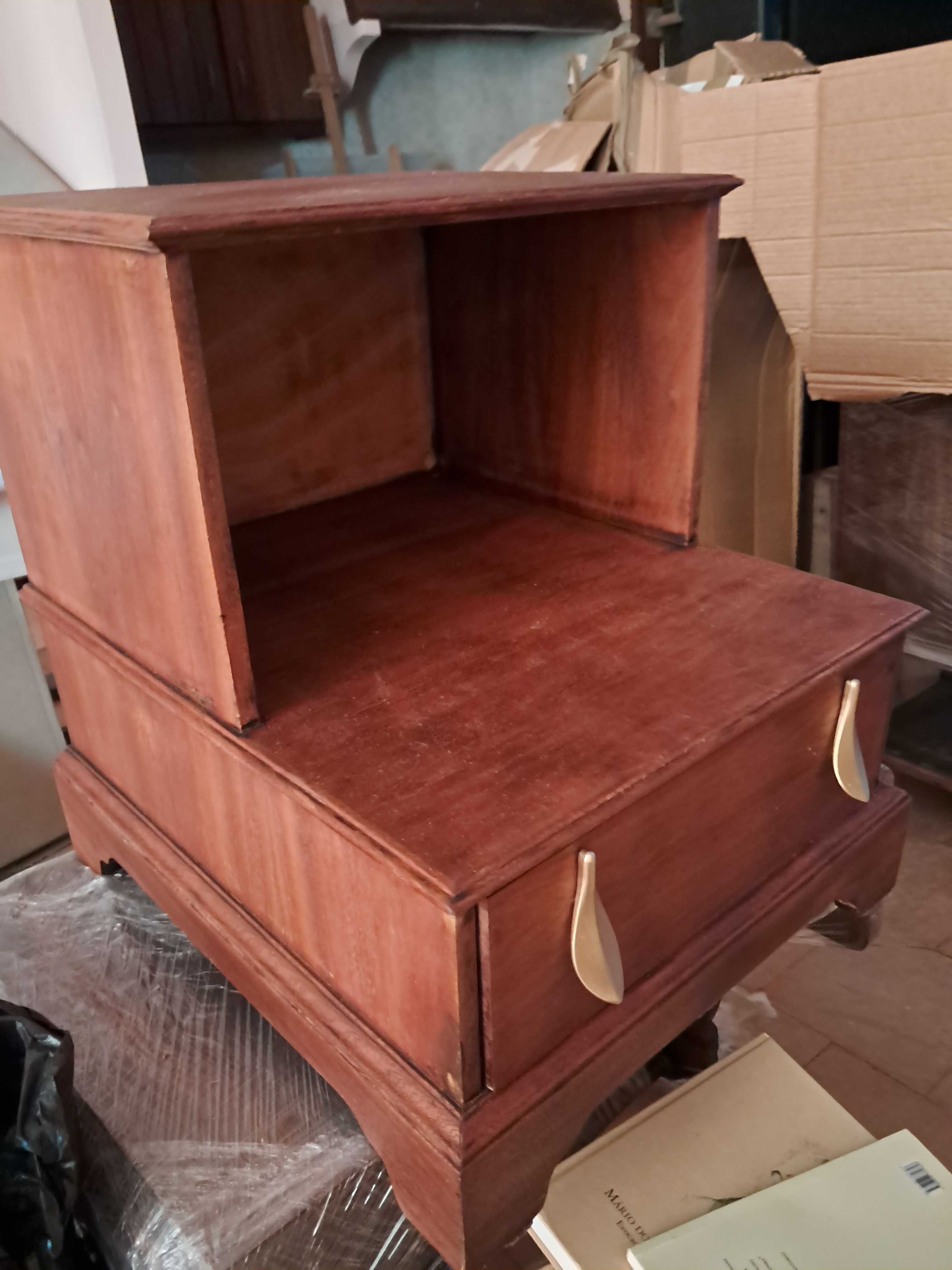 mesa de apoio ou de cabeceira em degrau