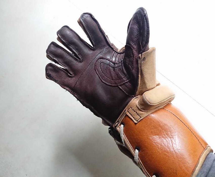 Винтажные хоккейные перчатки краги