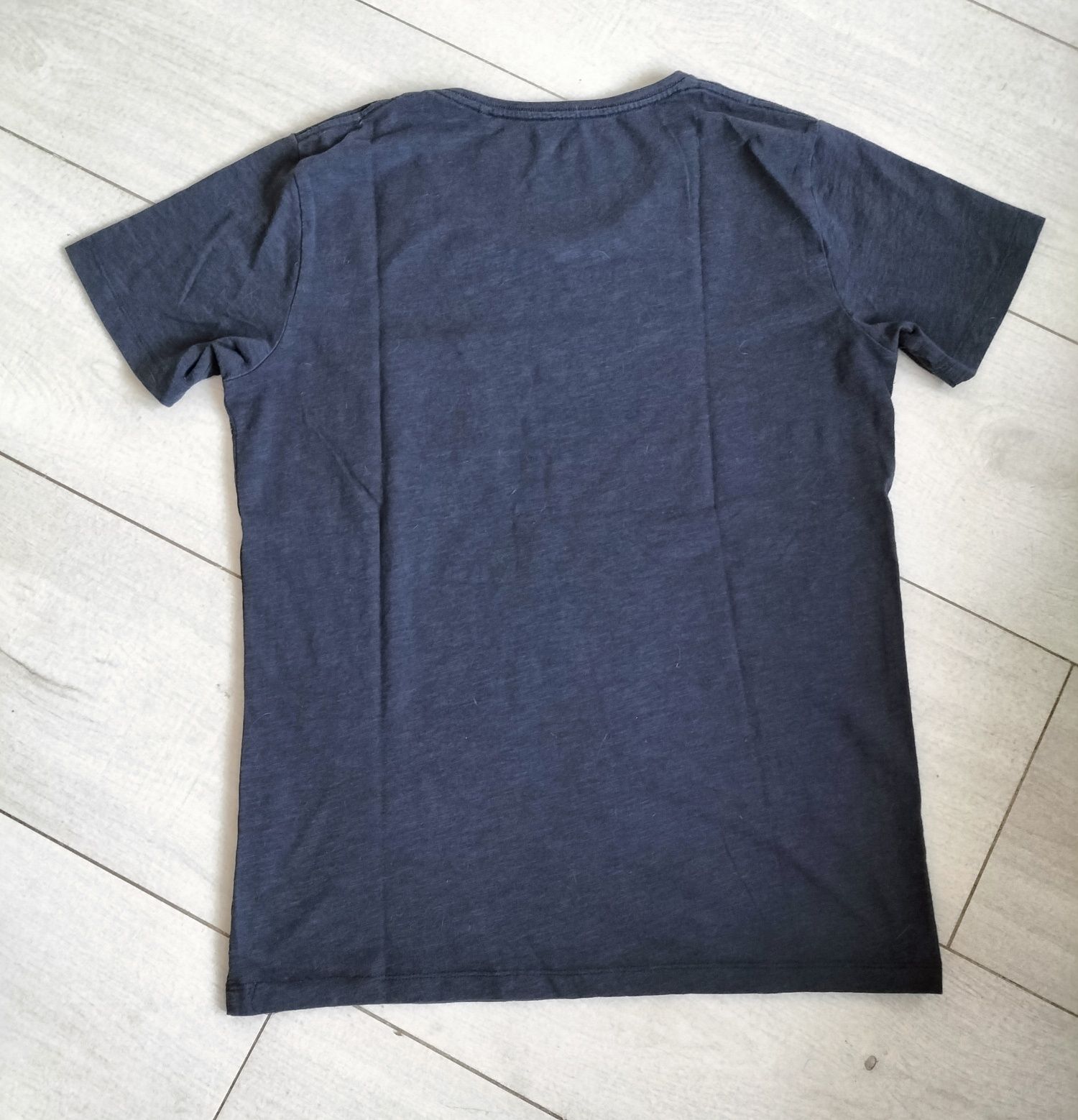 Granatowy t-shirt męski marki Essentials