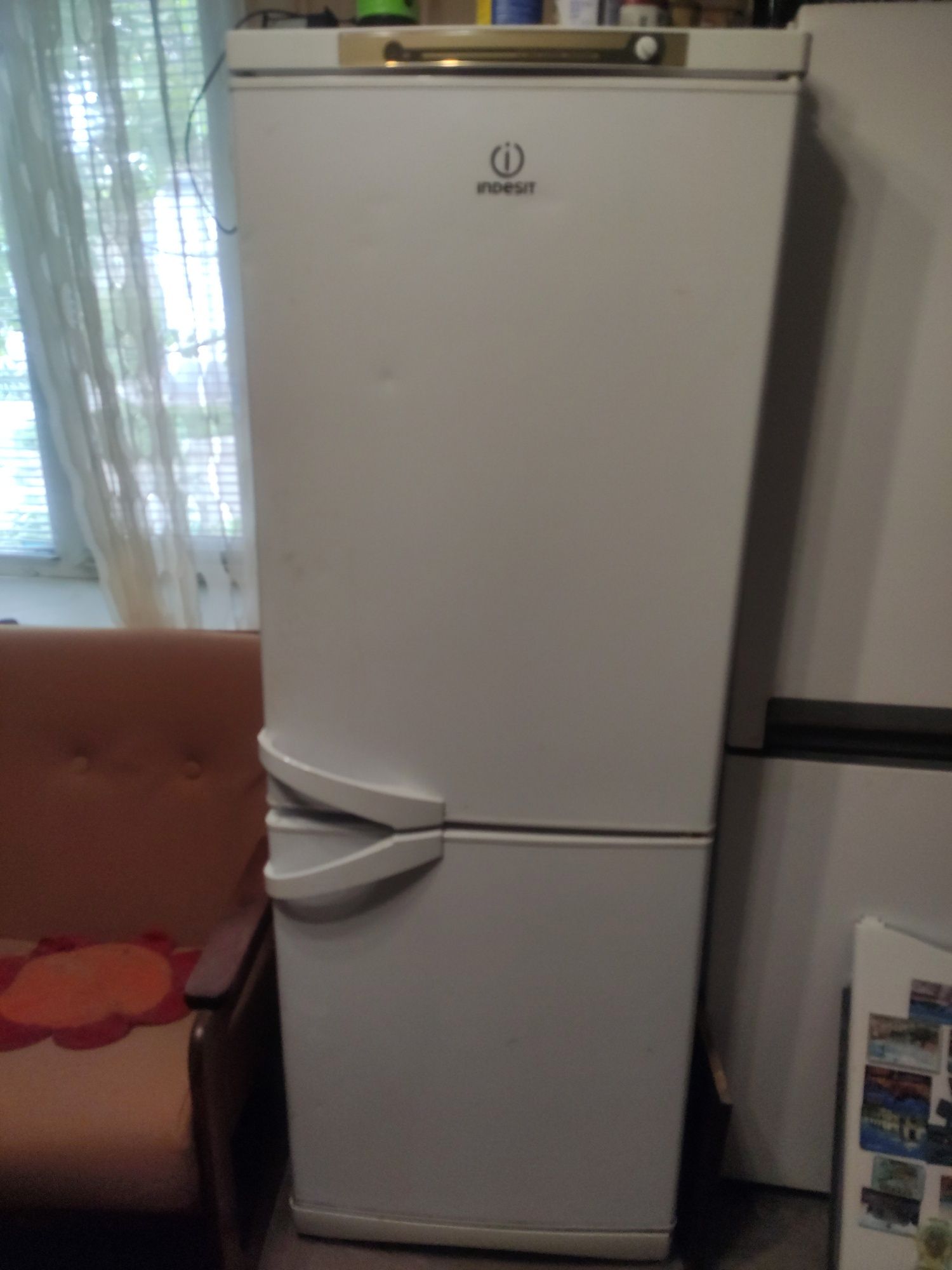 Продам холодильник Indesit без поличокк