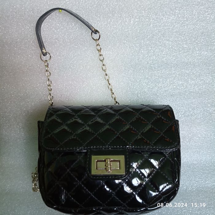 Elegancka czarna lakierowana torebka na łańcuszku. MOHITO.