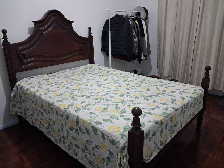 Cama de casal de madeira com colchão de molas de oferta.