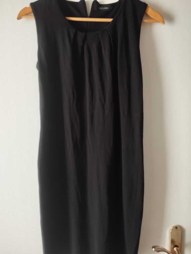 Vestido preto e vestido florido
