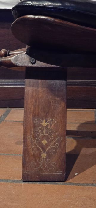 Banco antigo em madeira maciça com assento almofadado em pele