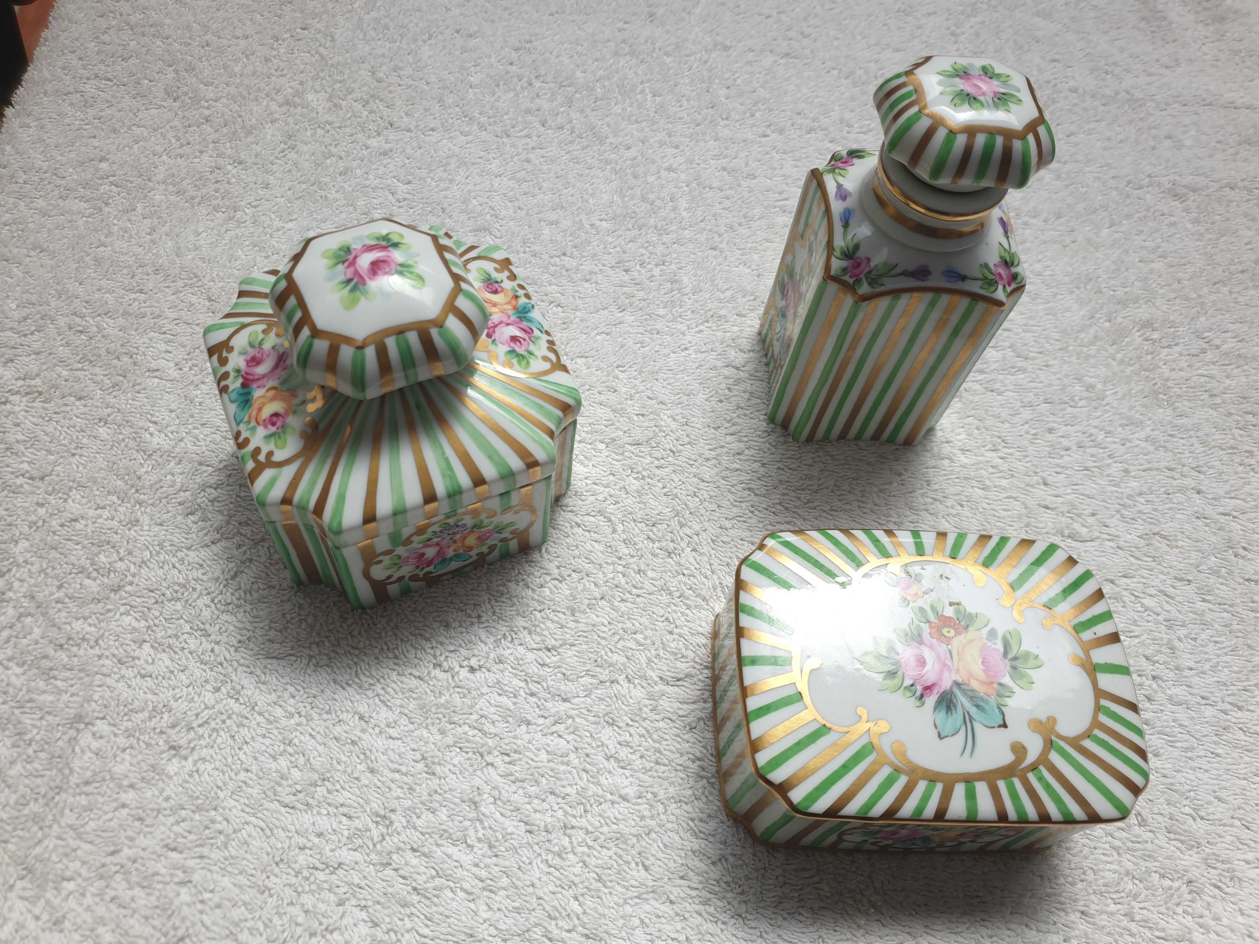 Três peças de porcelana Artibus
