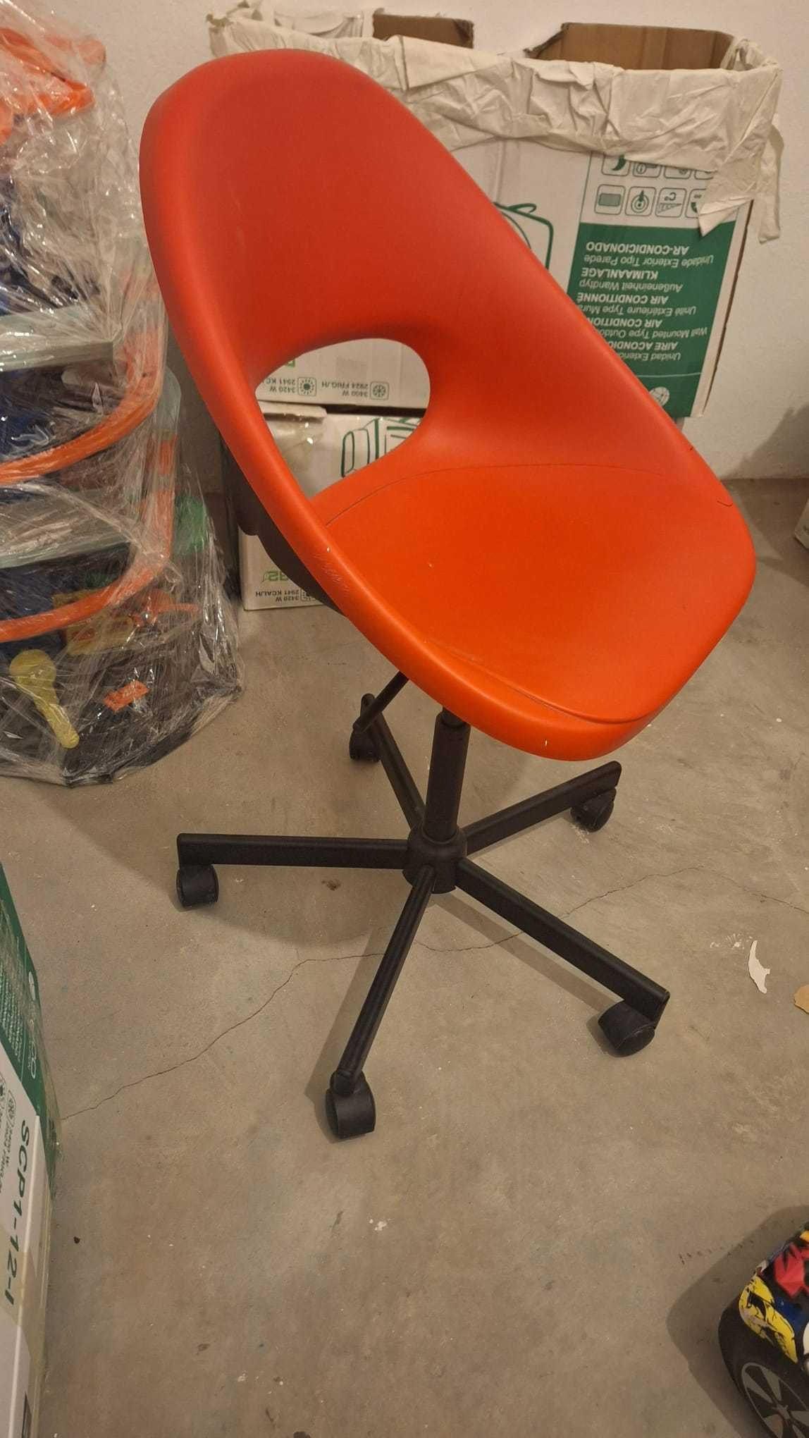 Cadeira de secretária vermelha