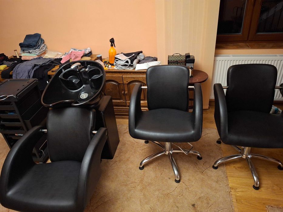 Myjka fryzjerska wraz z fotelami i wózkiem.