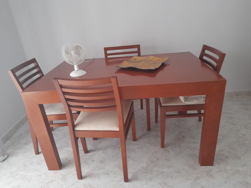 Vendo mesa estensivel de sala com cadeiras