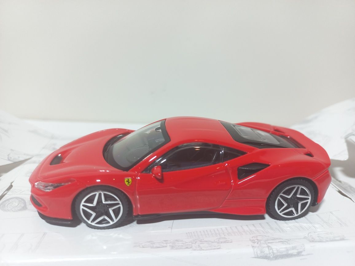 Bburago Ferrari  F8 Tributo,skala 1:43,race&play