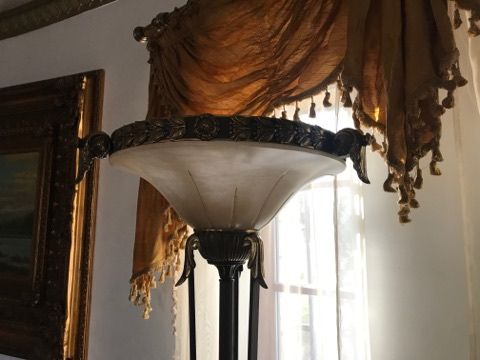 Stylowa lampa stojąca, oraz kinkiet do kompletu.