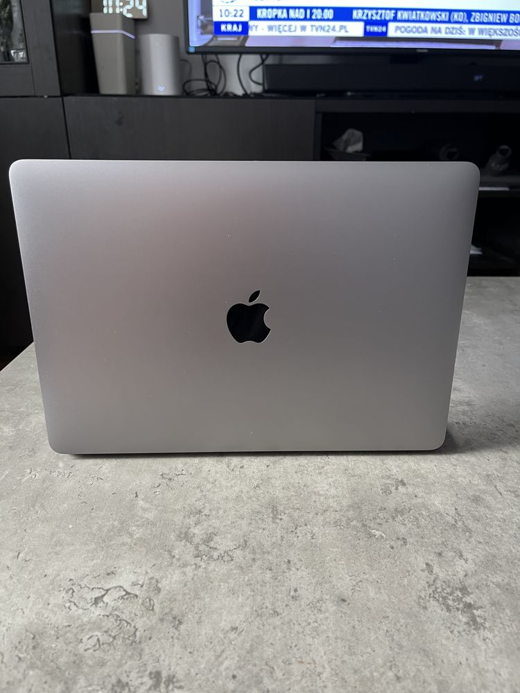 Apple Macbook pro 2022 m2 8GB/256Gb- touchbar perfekcyjny stan