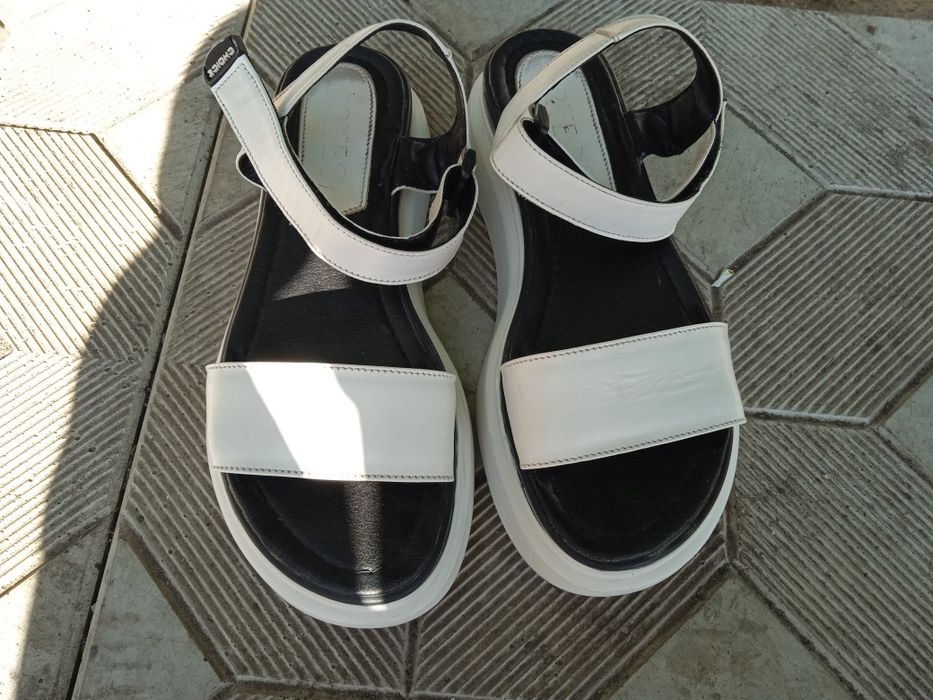 Босоніжки білі шкіряні