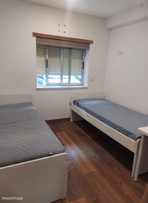 685557 - Quarto com casa de banho privativa em...