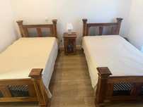Conjunto de 2 camas individuais + 1 mesa de cabeceira + colchões