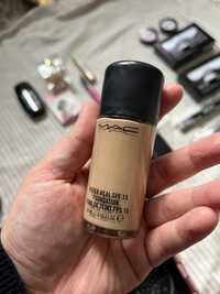 Podkład MAC Hyper Real Spf 15 Foundation NC200 fluid rozświetlający