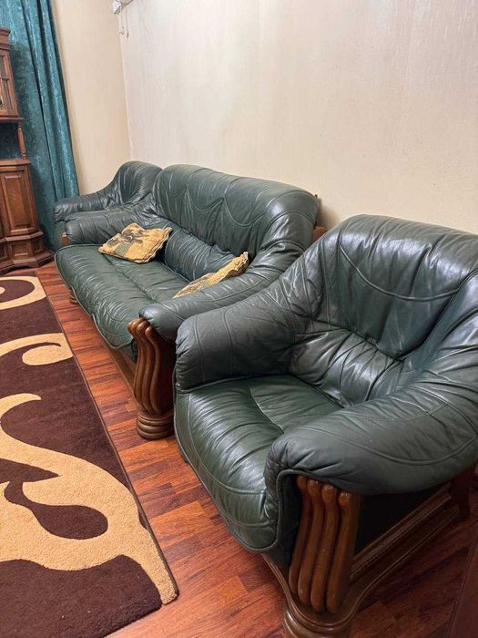 Шкіряний комплект меблів: диван і два крісла