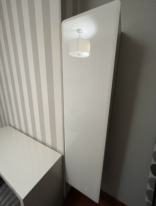 Biała szafka wisząca