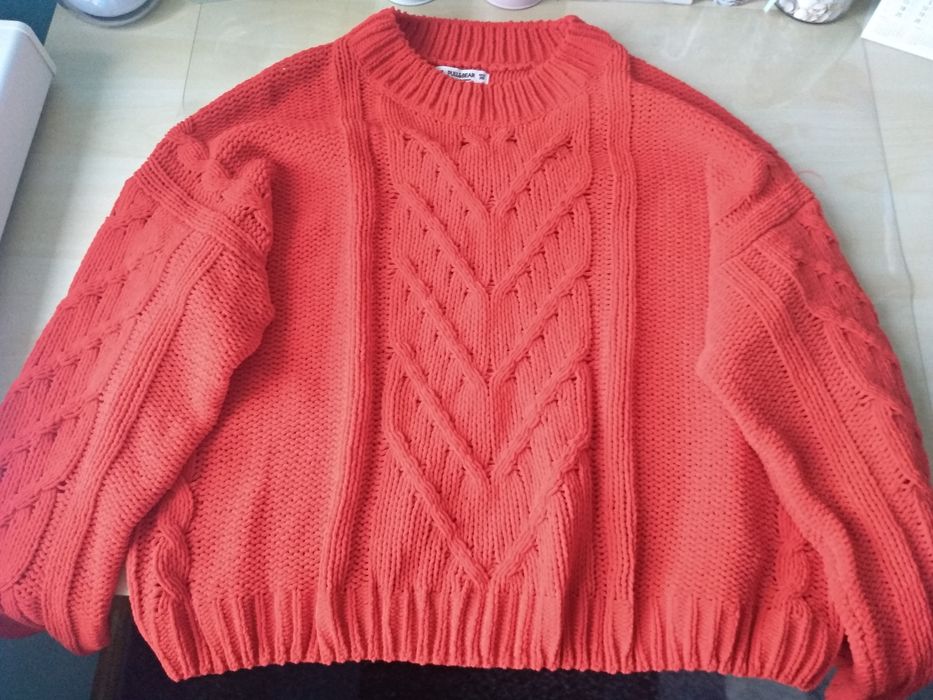Czerwony sweterek pleciony warkocz Pull&Bear M