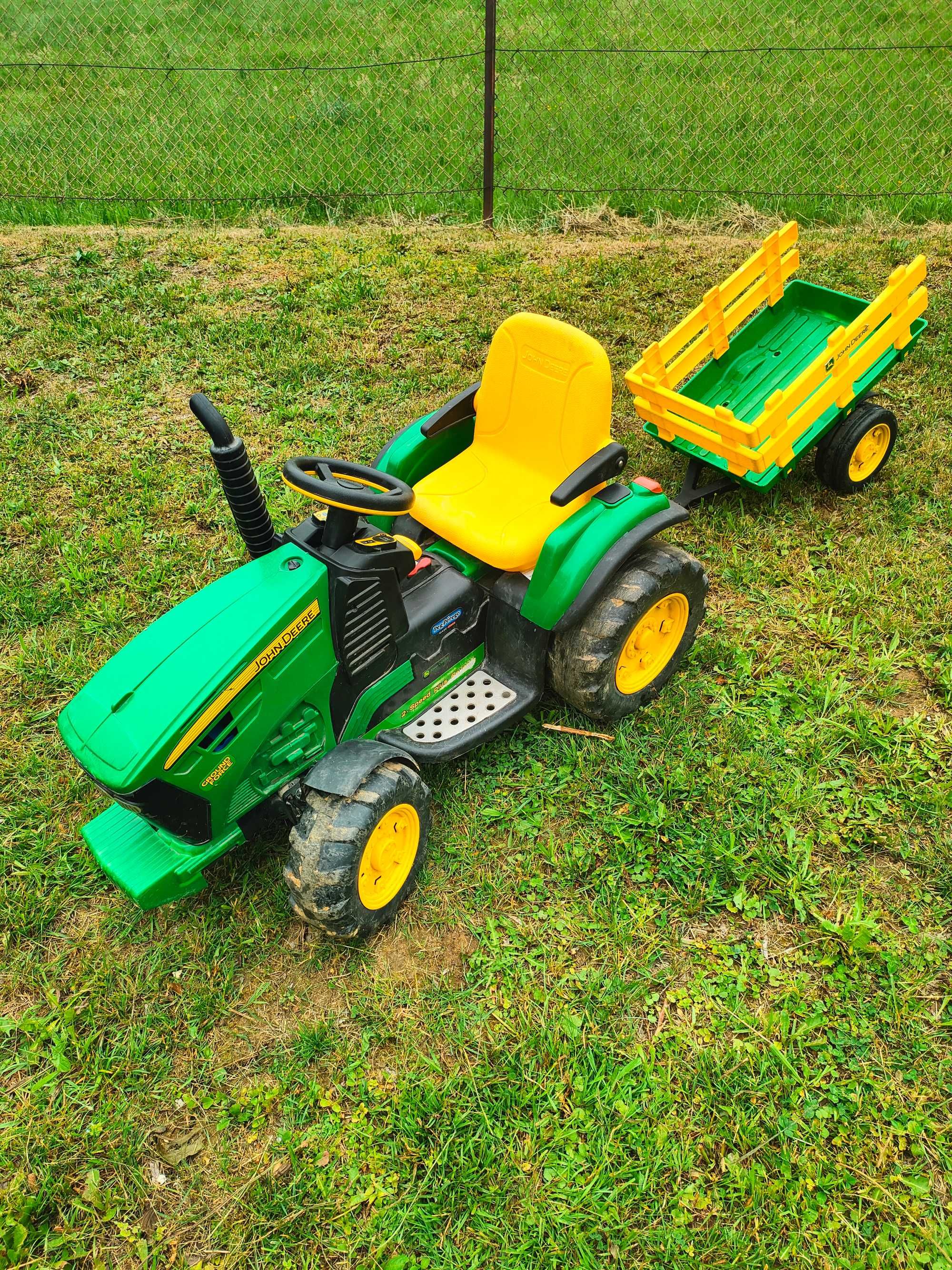 PEG PEREGO JOHN DEERE traktor z przyczepką, bez akumulatora