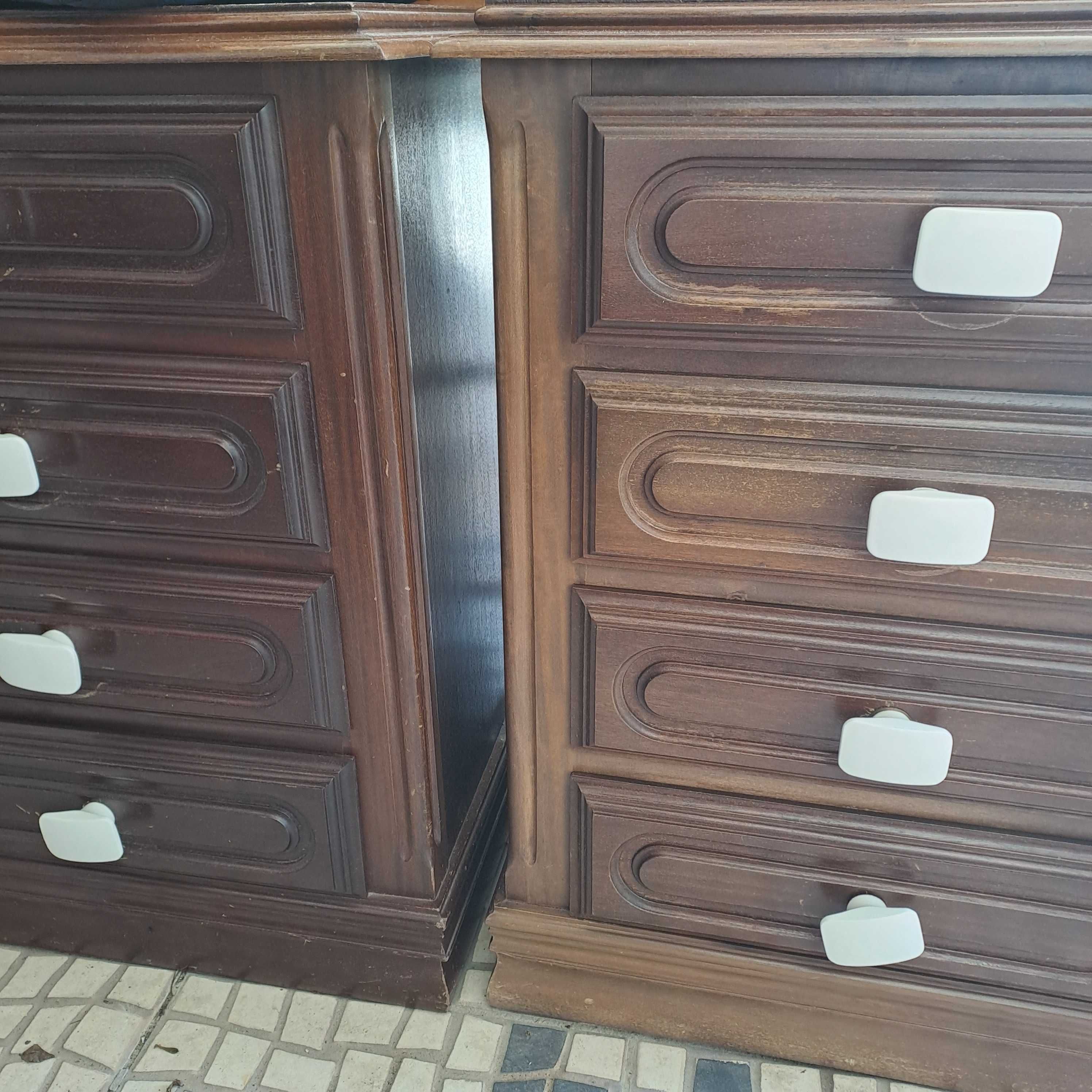 Cama casal e mesinhas de cabeceira