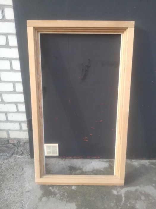 Деревяна вiконна рама стан на фото