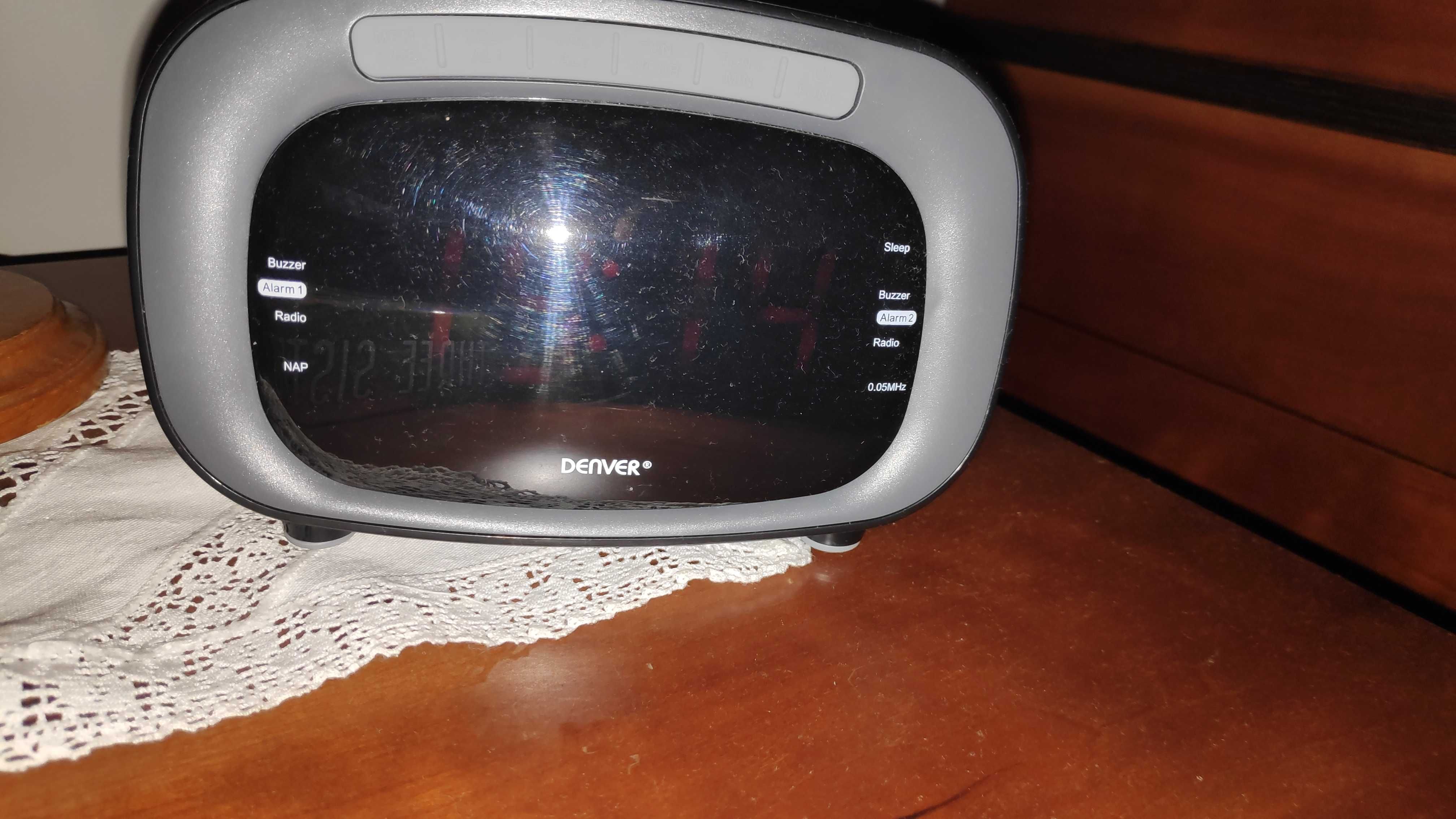 Rádio e despertador Denver CR-422