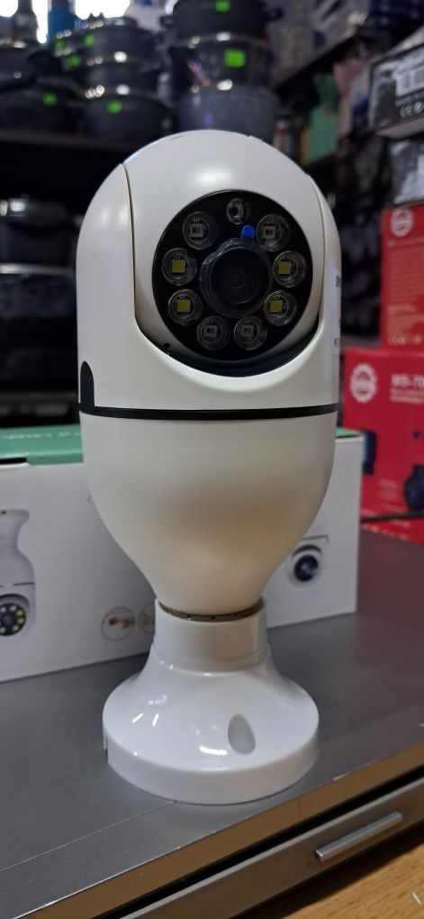 Kamera WiFi obrotowa panoramiczna w żarówce z podstawką monitorowanie