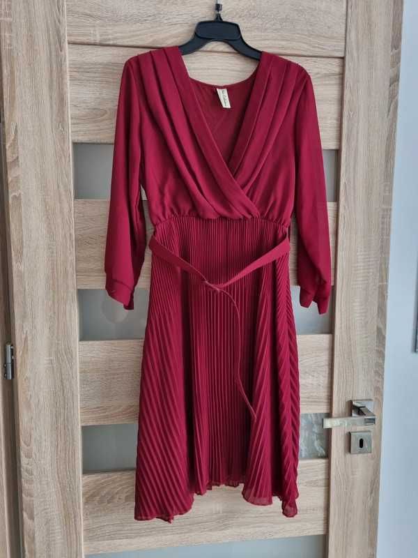 Przepiękna burgundowa plisowana sukienka