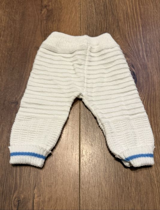 Białe spodnie niemowlęce 62 68 legginsy półśpiochy chrzest święty