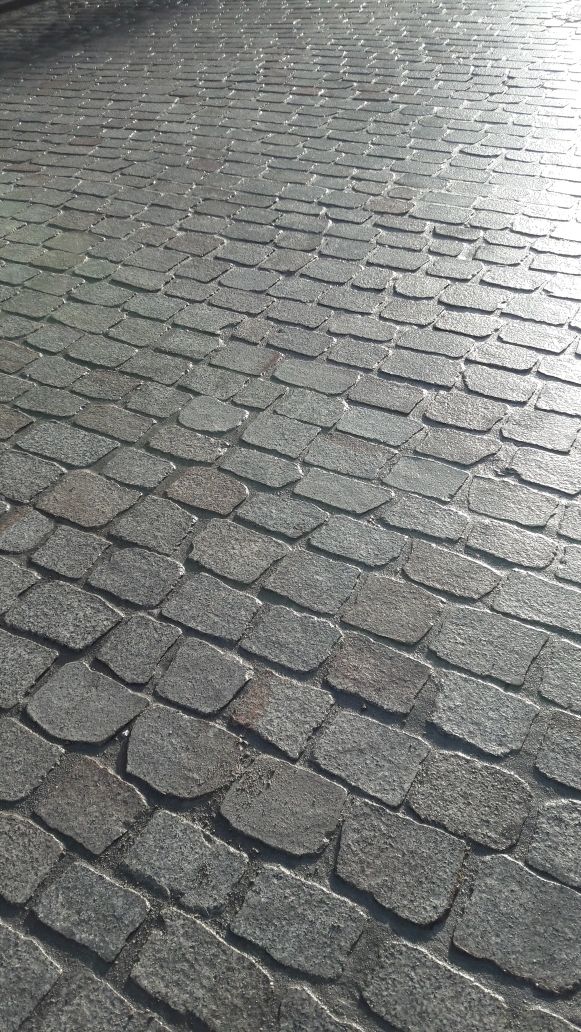 Kostka granitowa cięta płomieniowana starobruk brukowiec granit