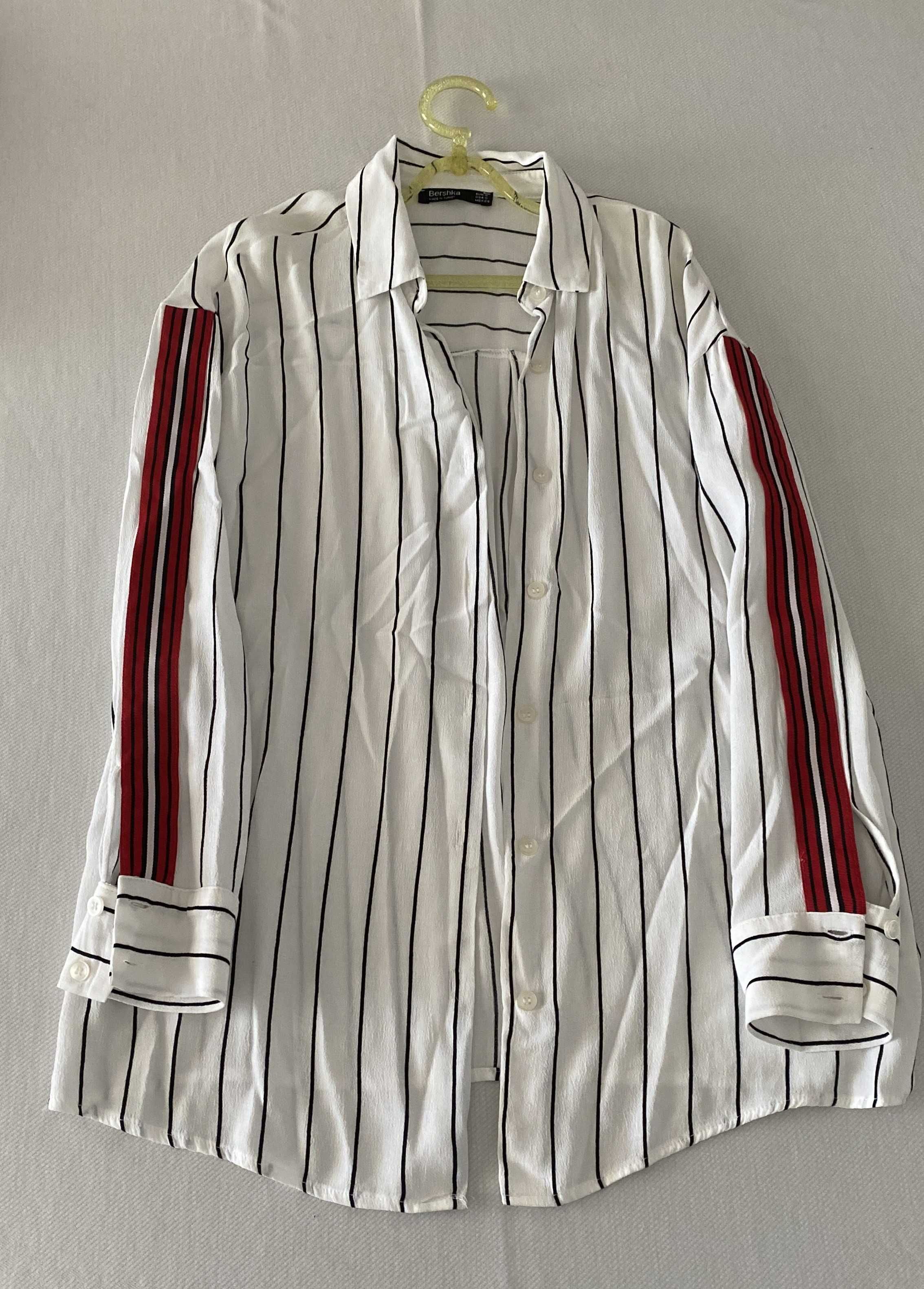 Camisa branca com riscas pretas e faixas vermelhas (Bershka)