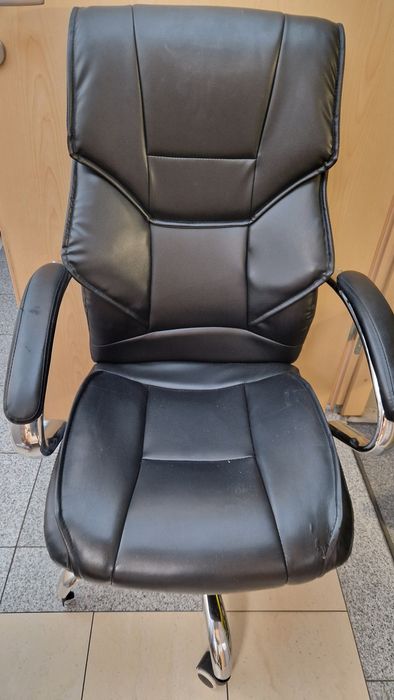 Krzesła biurowe w dobrym stanie