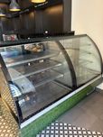 Vitrine acquecida com 3 prateleiras e iluminaçao interna